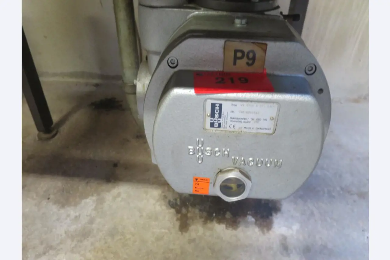 Máquinas bem conservadas para a produção de carnes salgadas/produtos de carne curados e carnes fumadas, máquinas de corte e de embalagem, equipamento de fábrica e de escritório-1