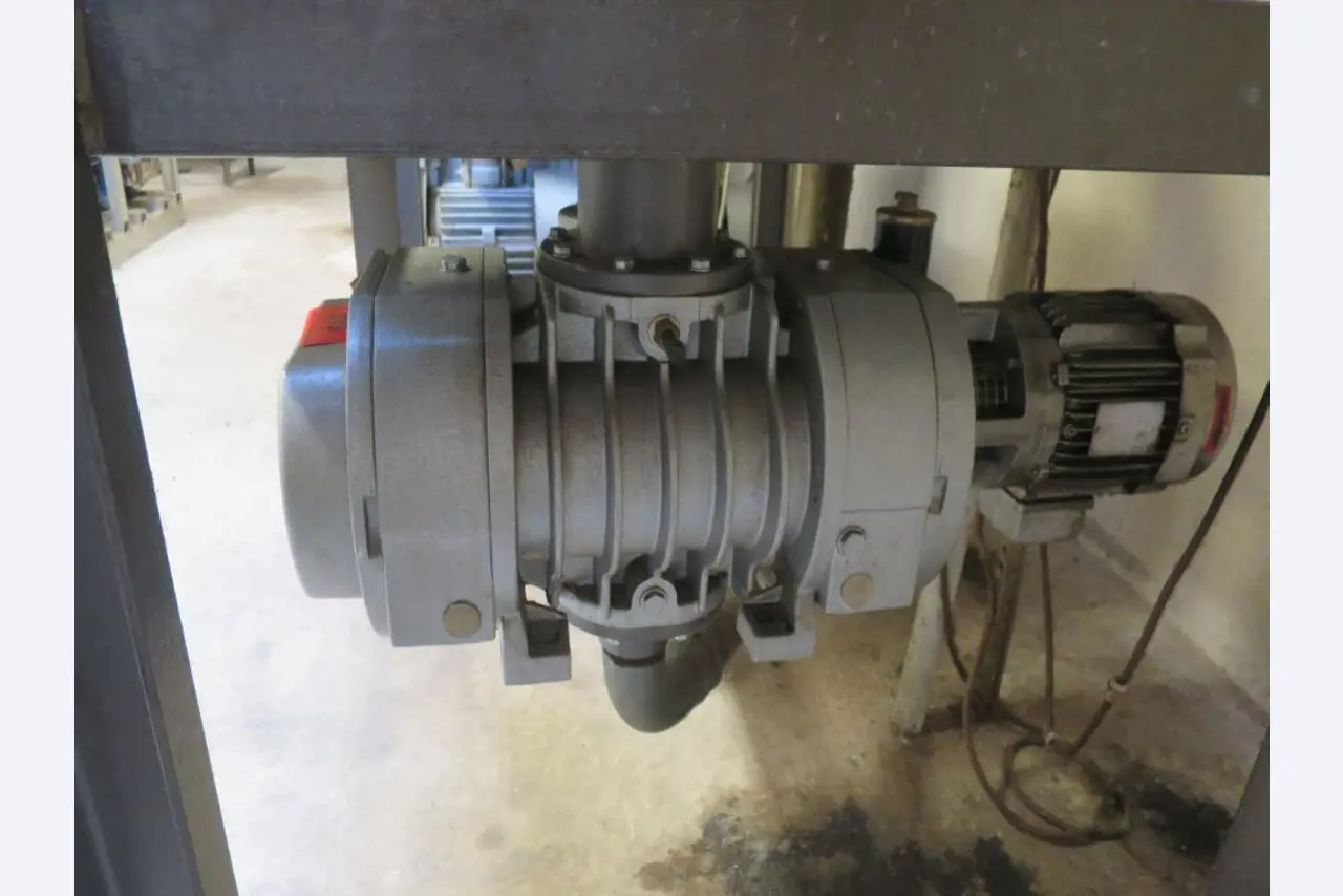 Máquinas bem conservadas para a produção de carnes salgadas/produtos de carne curados e carnes fumadas, máquinas de corte e de embalagem, equipamento de fábrica e de escritório-3