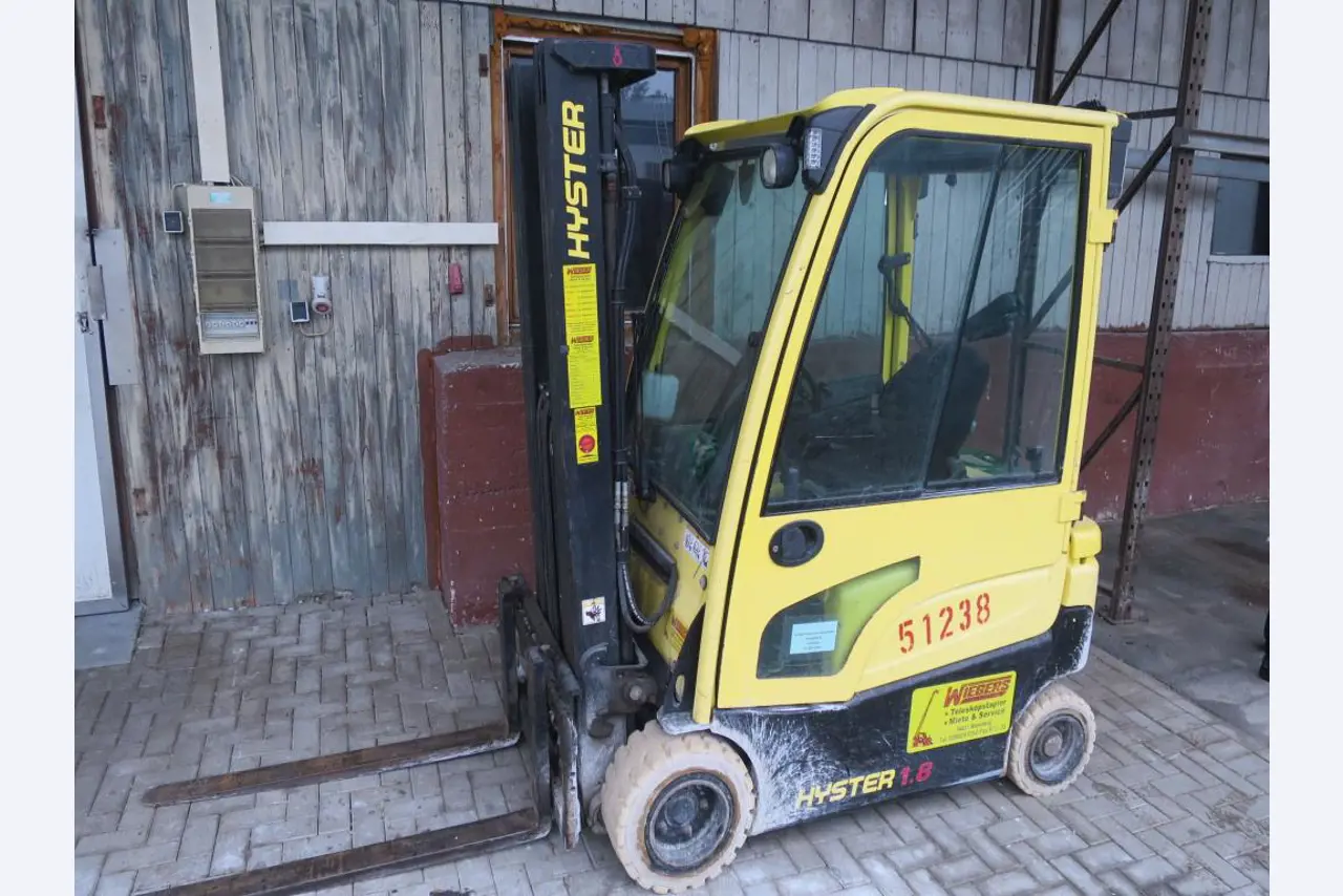 Máquinas bem conservadas para a produção de carnes salgadas/produtos de carne curados e carnes fumadas, máquinas de corte e de embalagem, equipamento de fábrica e de escritório-2