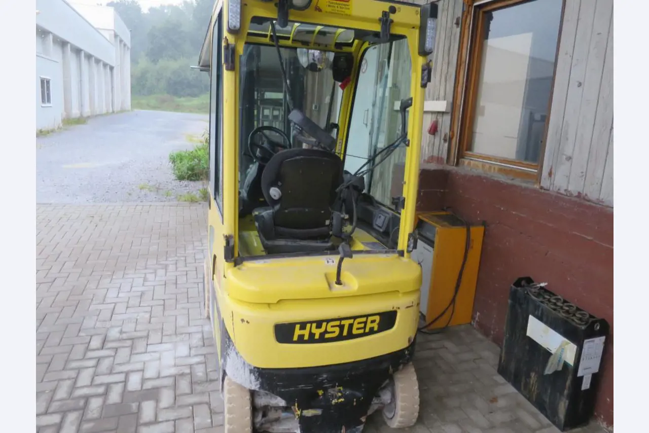 Máquinas bem conservadas para a produção de carnes salgadas/produtos de carne curados e carnes fumadas, máquinas de corte e de embalagem, equipamento de fábrica e de escritório-4