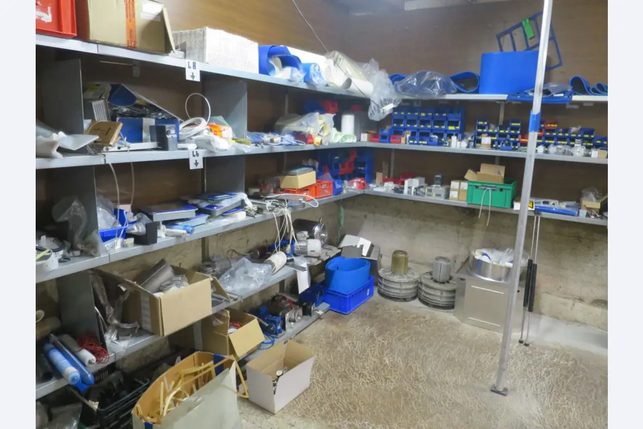 Máquinas bem conservadas para a produção de carnes salgadas/produtos de carne curados e carnes fumadas, máquinas de corte e de embalagem, equipamento de fábrica e de escritório-1