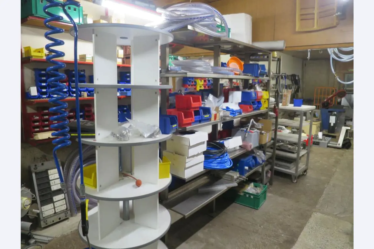 Máquinas bem conservadas para a produção de carnes salgadas/produtos de carne curados e carnes fumadas, máquinas de corte e de embalagem, equipamento de fábrica e de escritório-2