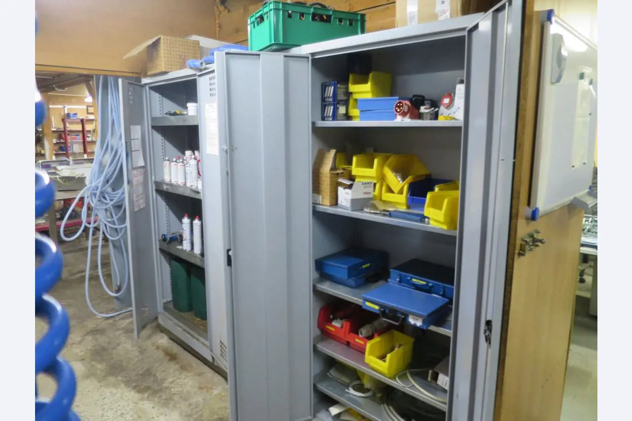 Máquinas bem conservadas para a produção de carnes salgadas/produtos de carne curados e carnes fumadas, máquinas de corte e de embalagem, equipamento de fábrica e de escritório-3