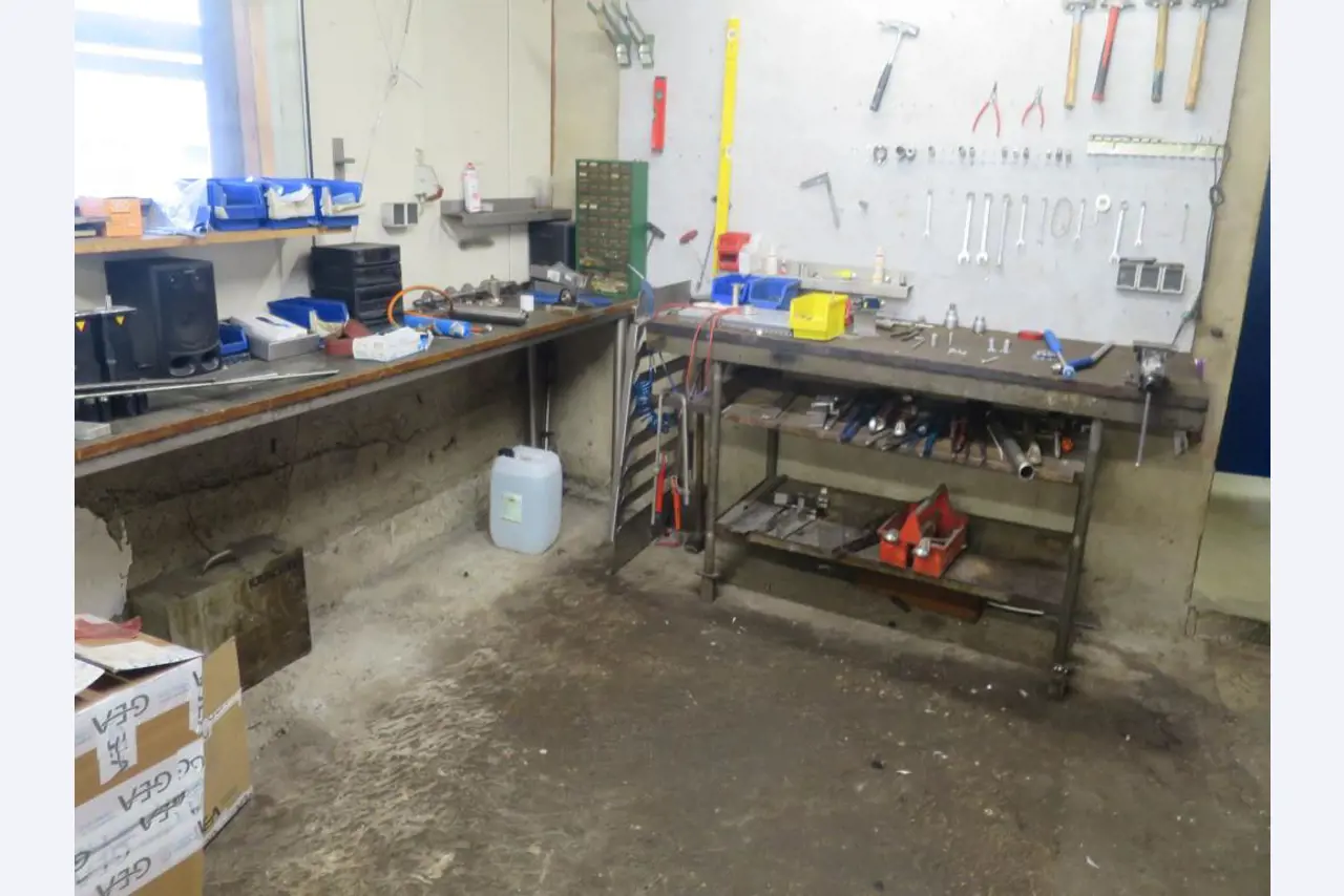 Máquinas bem conservadas para a produção de carnes salgadas/produtos de carne curados e carnes fumadas, máquinas de corte e de embalagem, equipamento de fábrica e de escritório-4