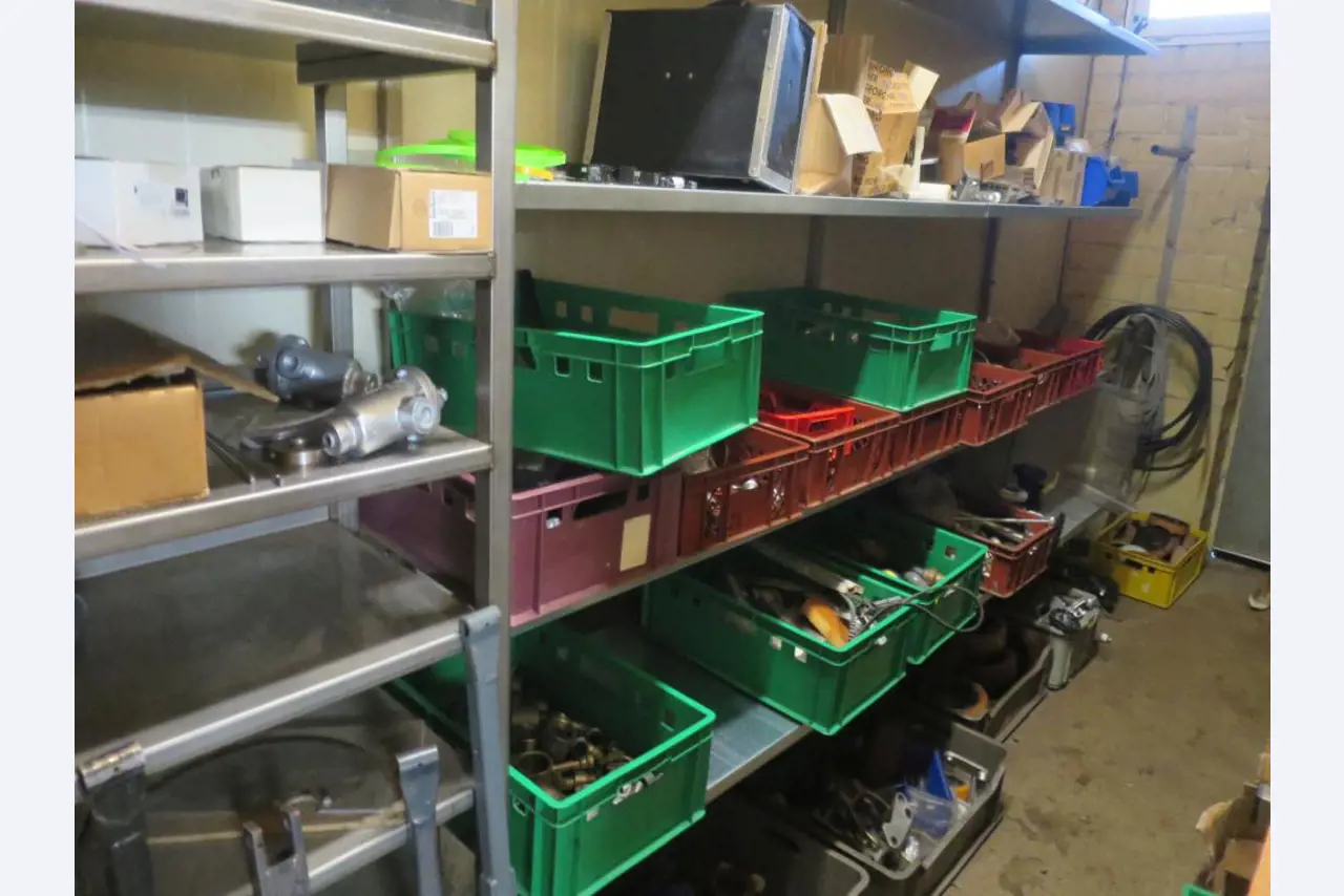 Máquinas bem conservadas para a produção de carnes salgadas/produtos de carne curados e carnes fumadas, máquinas de corte e de embalagem, equipamento de fábrica e de escritório-5