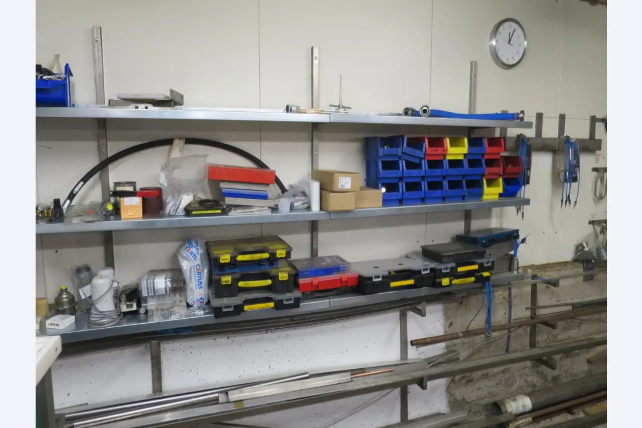 Máquinas bem conservadas para a produção de carnes salgadas/produtos de carne curados e carnes fumadas, máquinas de corte e de embalagem, equipamento de fábrica e de escritório-6