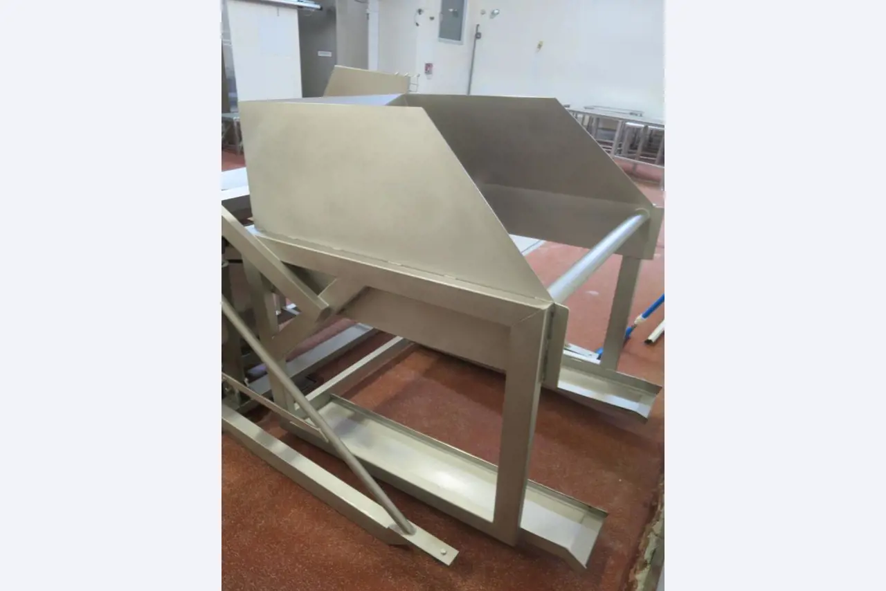 Máquinas bem conservadas para a produção de carnes salgadas/produtos de carne curados e carnes fumadas, máquinas de corte e de embalagem, equipamento de fábrica e de escritório-2