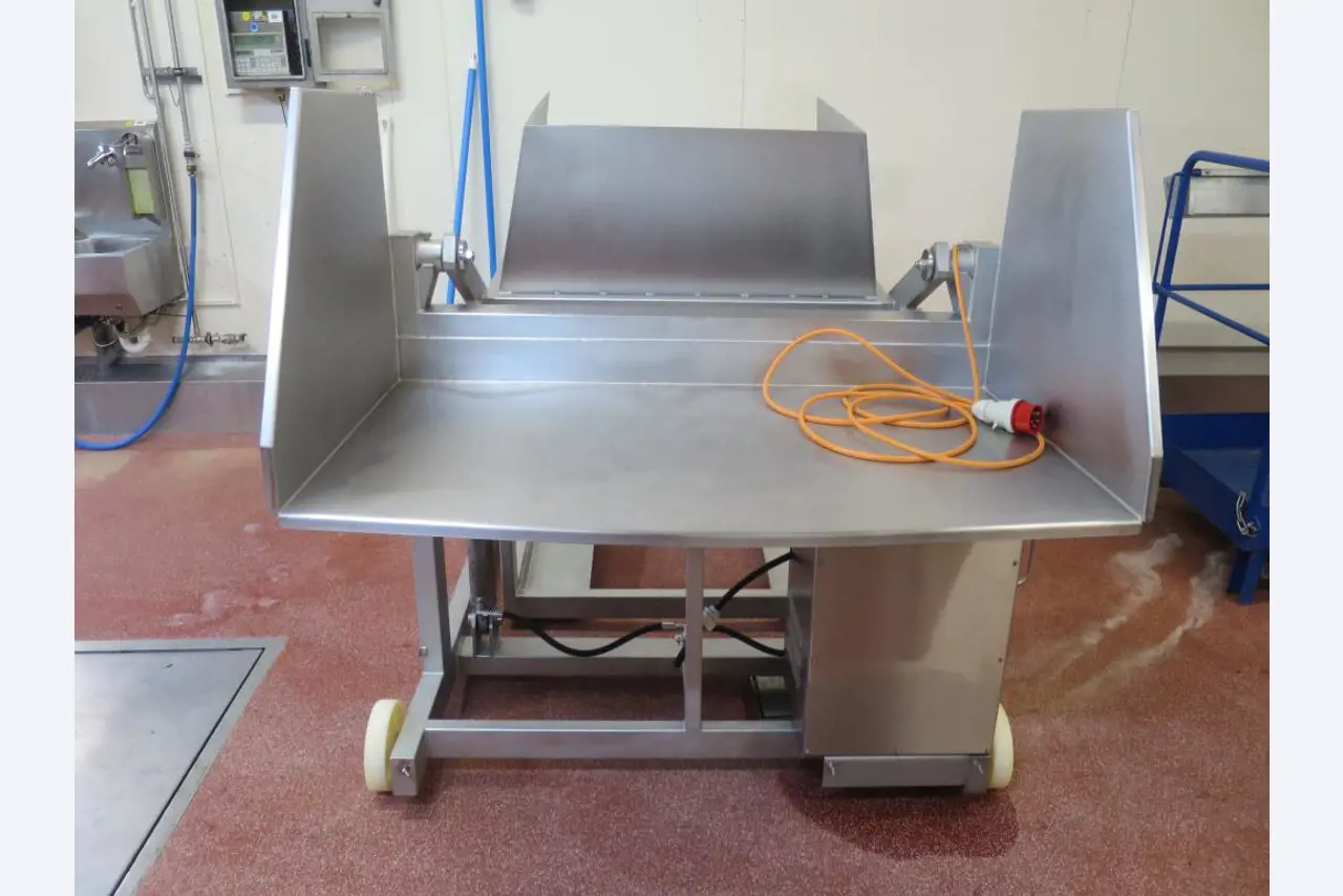 Máquinas bem conservadas para a produção de carnes salgadas/produtos de carne curados e carnes fumadas, máquinas de corte e de embalagem, equipamento de fábrica e de escritório-3