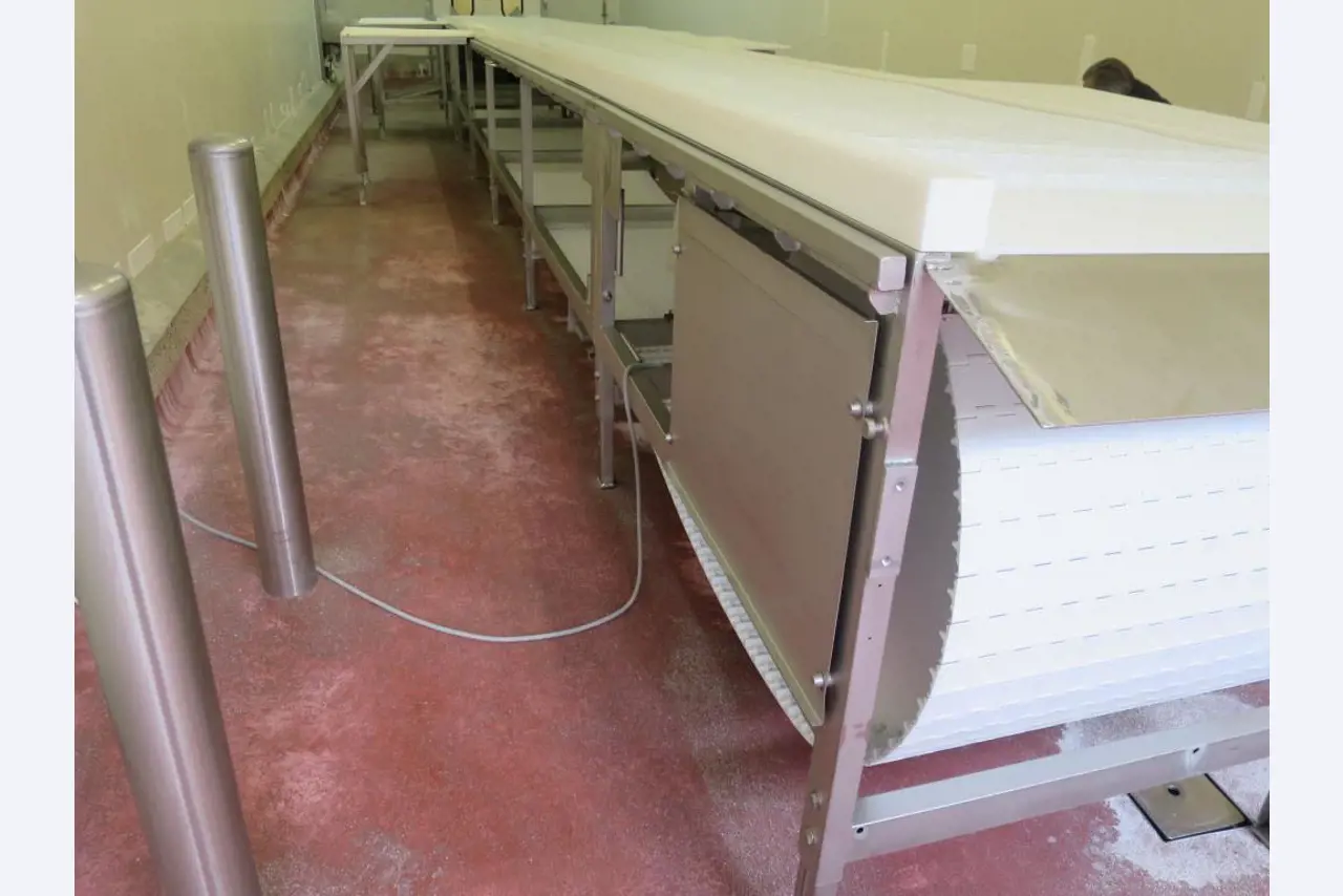 Máquinas bem conservadas para a produção de carnes salgadas/produtos de carne curados e carnes fumadas, máquinas de corte e de embalagem, equipamento de fábrica e de escritório-2