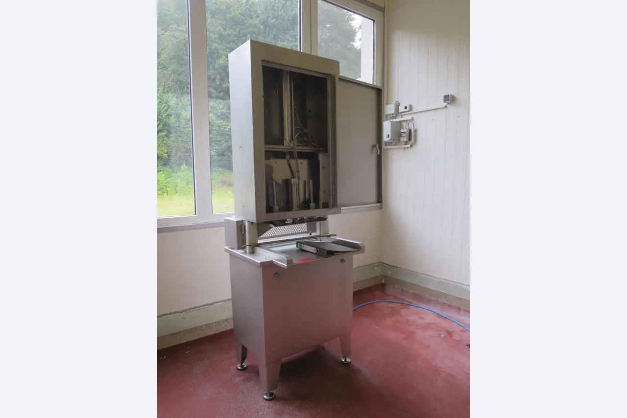 Máquinas bem conservadas para a produção de carnes salgadas/produtos de carne curados e carnes fumadas, máquinas de corte e de embalagem, equipamento de fábrica e de escritório-1