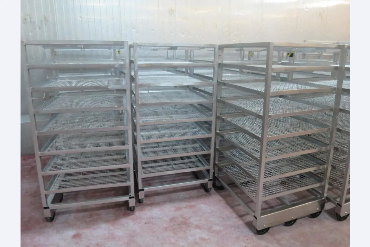 Máquinas bem conservadas para a produção de carnes salgadas/produtos de carne curados e carnes fumadas, máquinas de corte e de embalagem, equipamento de fábrica e de escritório-2