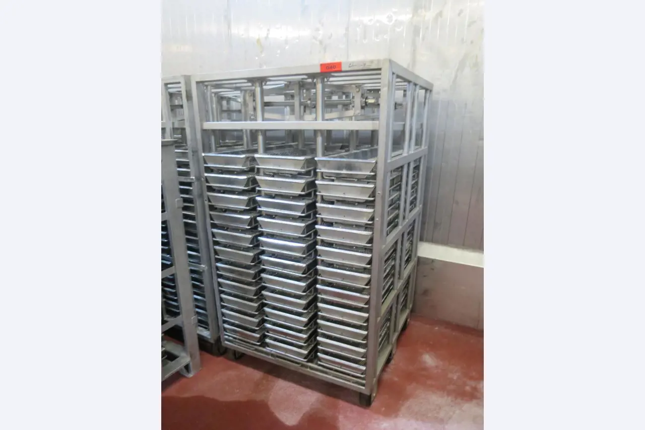 Máquinas bem conservadas para a produção de carnes salgadas/produtos de carne curados e carnes fumadas, máquinas de corte e de embalagem, equipamento de fábrica e de escritório-1