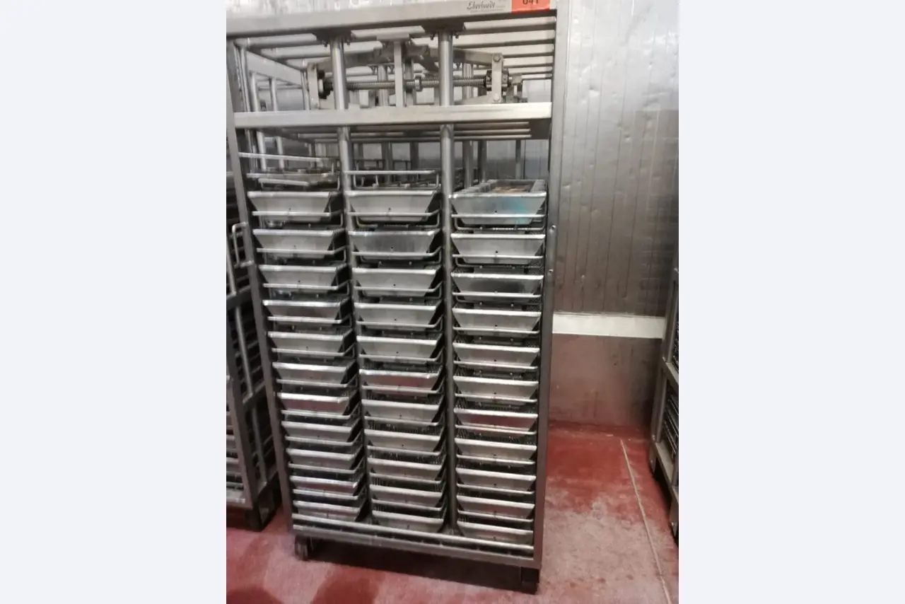 Máquinas bem conservadas para a produção de carnes salgadas/produtos de carne curados e carnes fumadas, máquinas de corte e de embalagem, equipamento de fábrica e de escritório-1