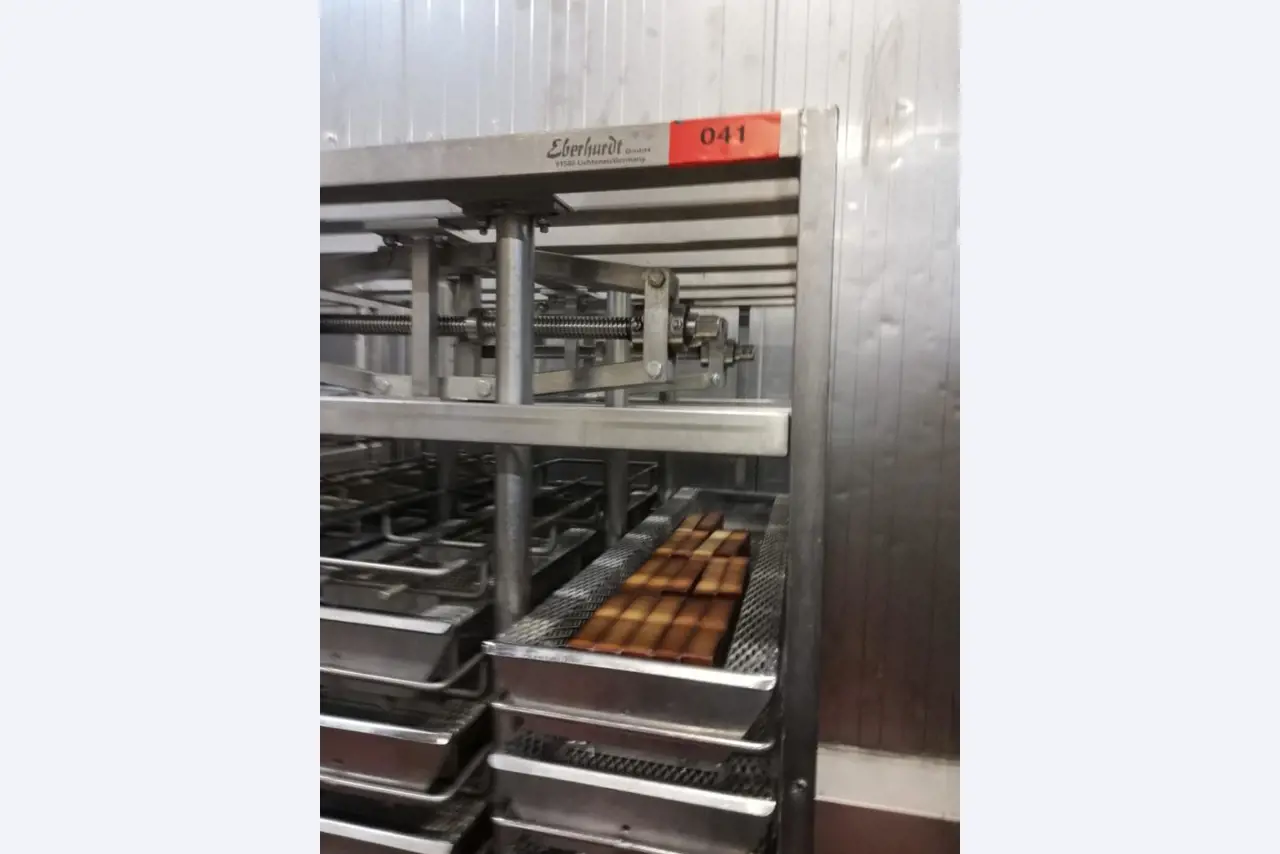 Máquinas bem conservadas para a produção de carnes salgadas/produtos de carne curados e carnes fumadas, máquinas de corte e de embalagem, equipamento de fábrica e de escritório-2