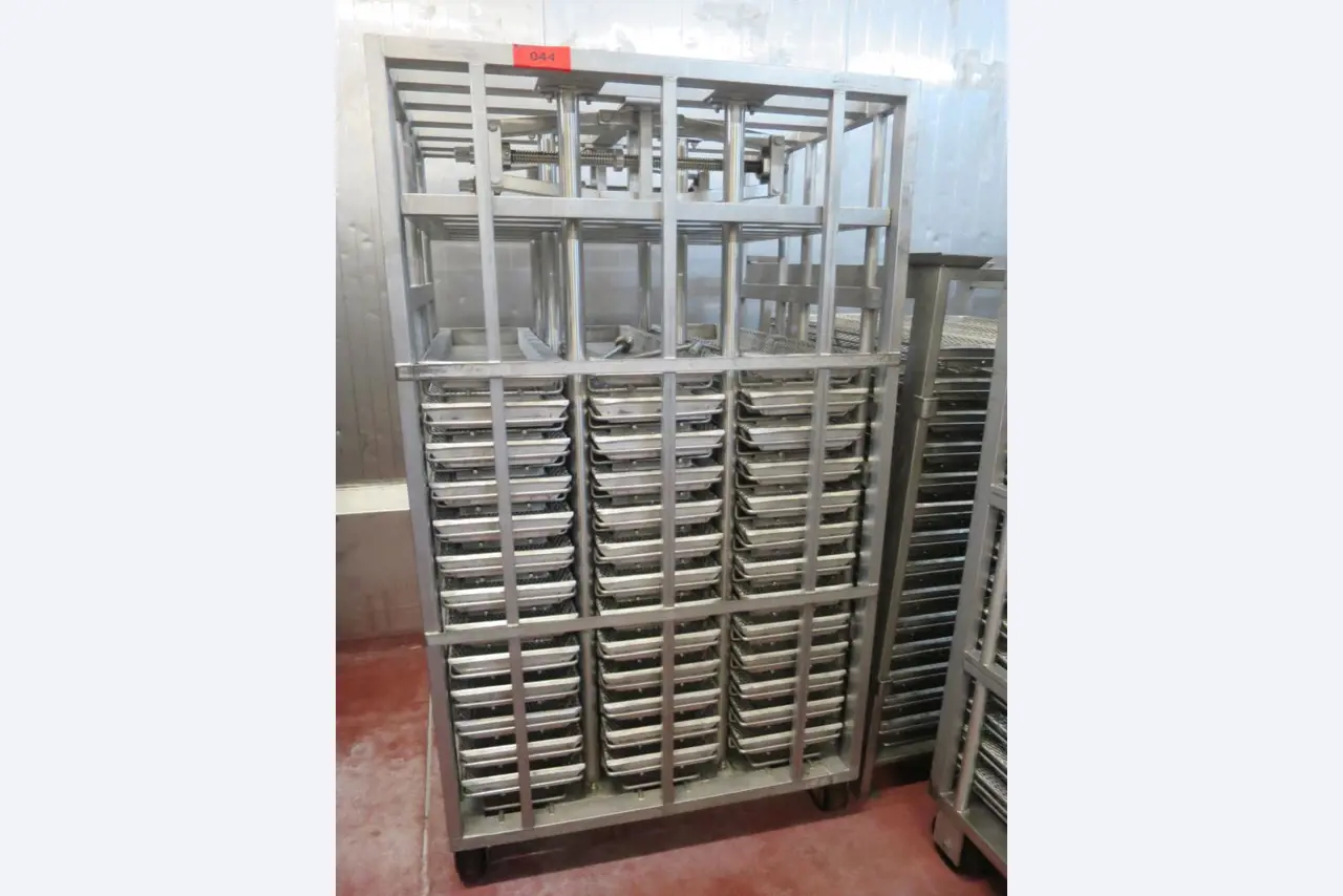 Dobře udržované stroje na výrobu solených masných výrobků a uzenin, porcovací a balicí stroje, tovární a kancelářské vybavení.-1