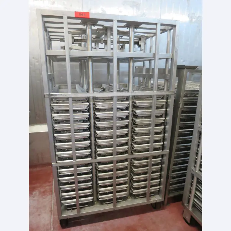 Dobře udržované stroje na výrobu solených masných výrobků a uzenin, porcovací a balicí stroje, tovární a kancelářské vybavení.-1