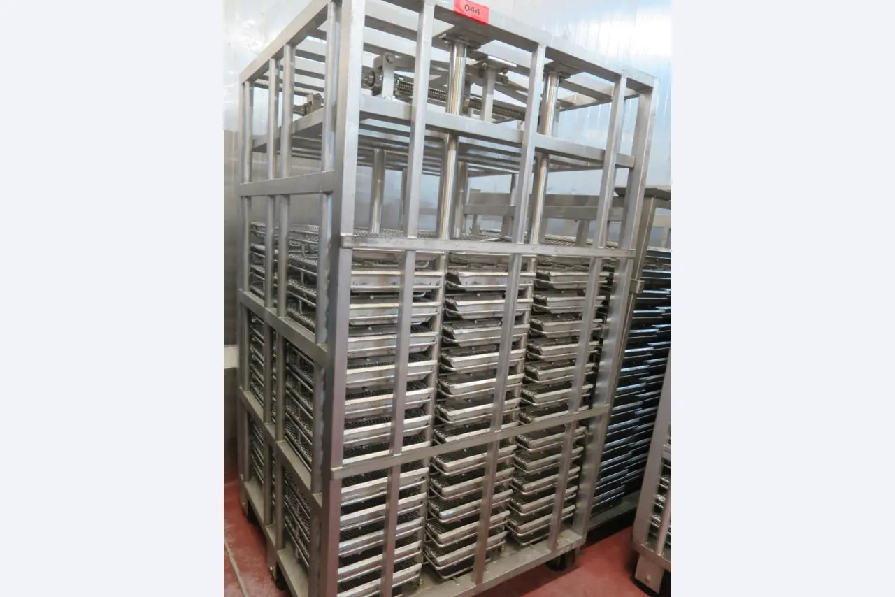 Dobře udržované stroje na výrobu solených masných výrobků a uzenin, porcovací a balicí stroje, tovární a kancelářské vybavení.-2