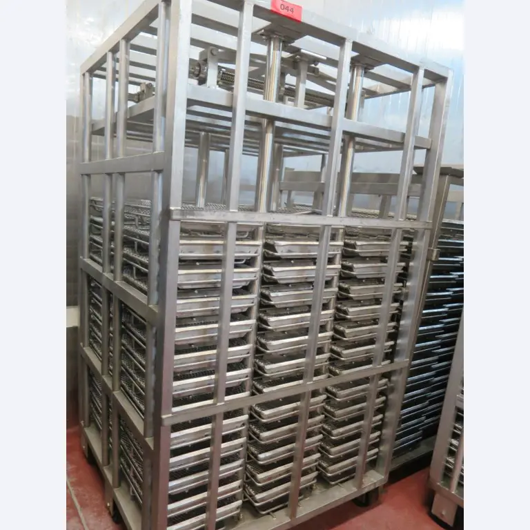 Dobře udržované stroje na výrobu solených masných výrobků a uzenin, porcovací a balicí stroje, tovární a kancelářské vybavení.-2