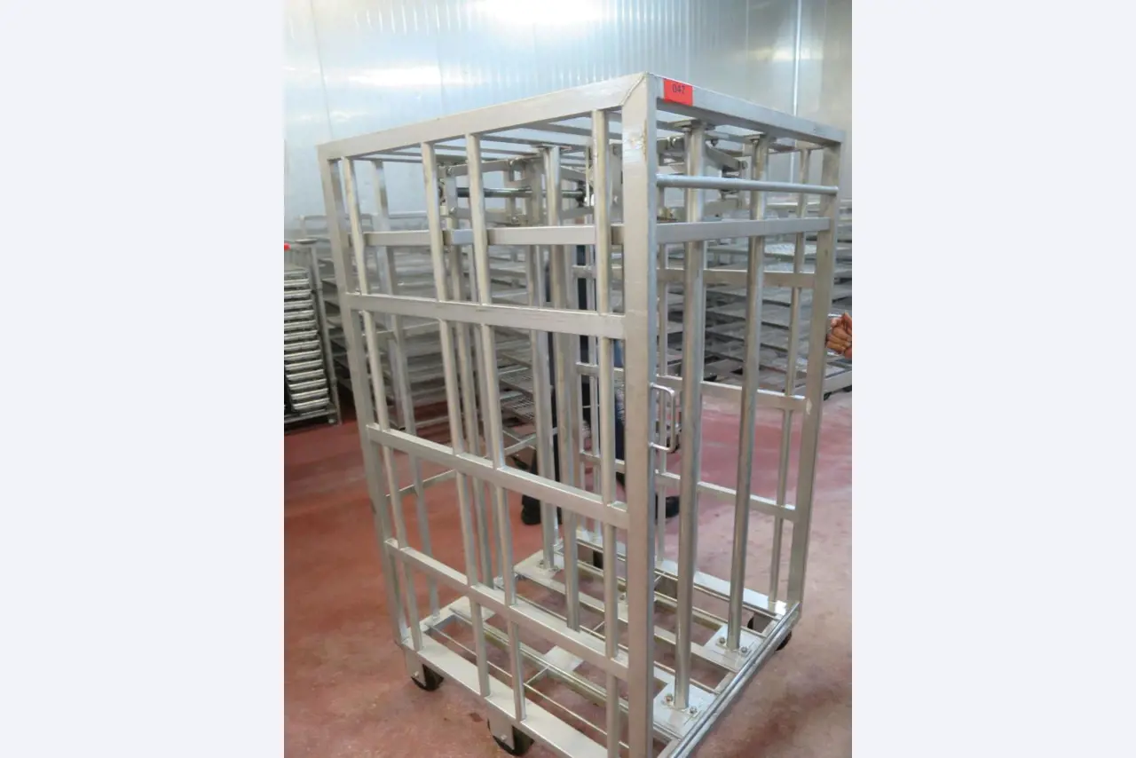 Máquinas bem conservadas para a produção de carnes salgadas/produtos de carne curados e carnes fumadas, máquinas de corte e de embalagem, equipamento de fábrica e de escritório-1