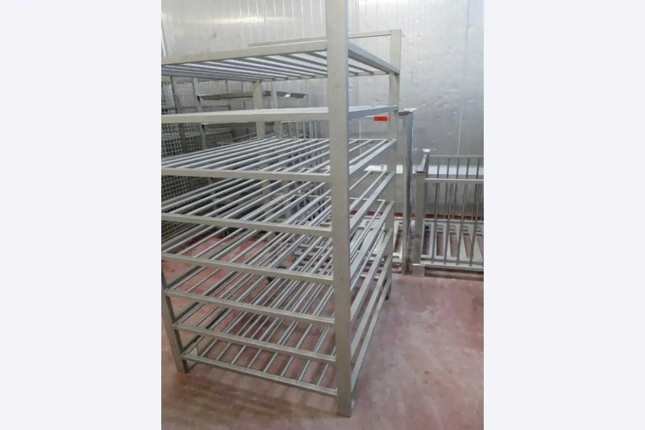 Máquinas bem conservadas para a produção de carnes salgadas/produtos de carne curados e carnes fumadas, máquinas de corte e de embalagem, equipamento de fábrica e de escritório-1