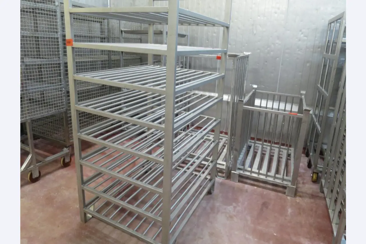 Máquinas bem conservadas para a produção de carnes salgadas/produtos de carne curados e carnes fumadas, máquinas de corte e de embalagem, equipamento de fábrica e de escritório-2