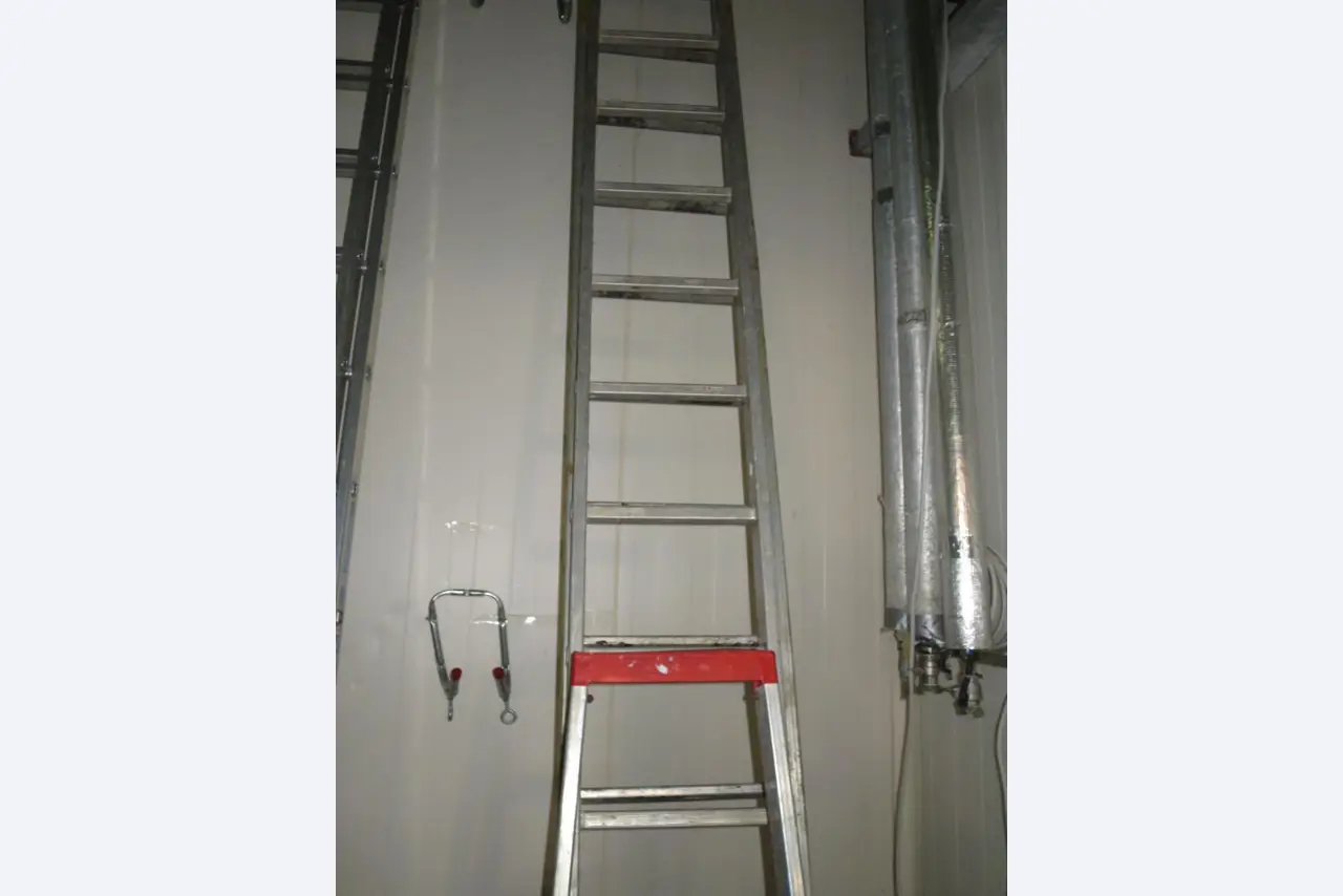 Dobrze utrzymane maszyny do produkcji solonego mięsa / wędlin i wędzonek, maszyny do cięcia i pakowania, wyposażenie fabryczne i biurowe.-2