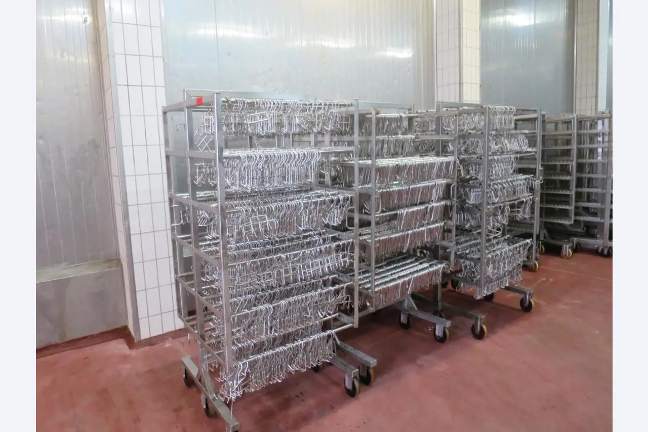 Máquinas bem conservadas para a produção de carnes salgadas/produtos de carne curados e carnes fumadas, máquinas de corte e de embalagem, equipamento de fábrica e de escritório-1