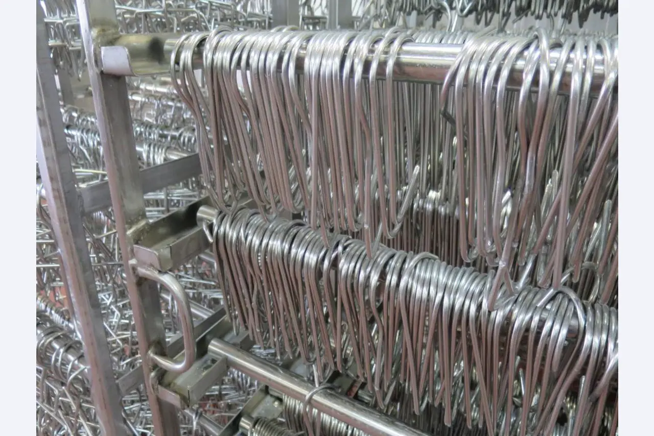 Máquinas bem conservadas para a produção de carnes salgadas/produtos de carne curados e carnes fumadas, máquinas de corte e de embalagem, equipamento de fábrica e de escritório-3