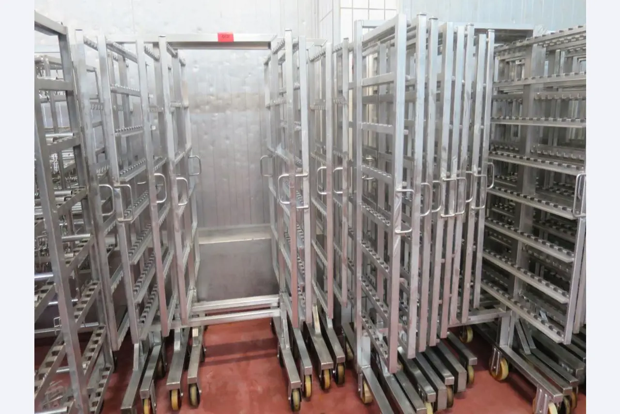 Máquinas bem conservadas para a produção de carnes salgadas/produtos de carne curados e carnes fumadas, máquinas de corte e de embalagem, equipamento de fábrica e de escritório-4