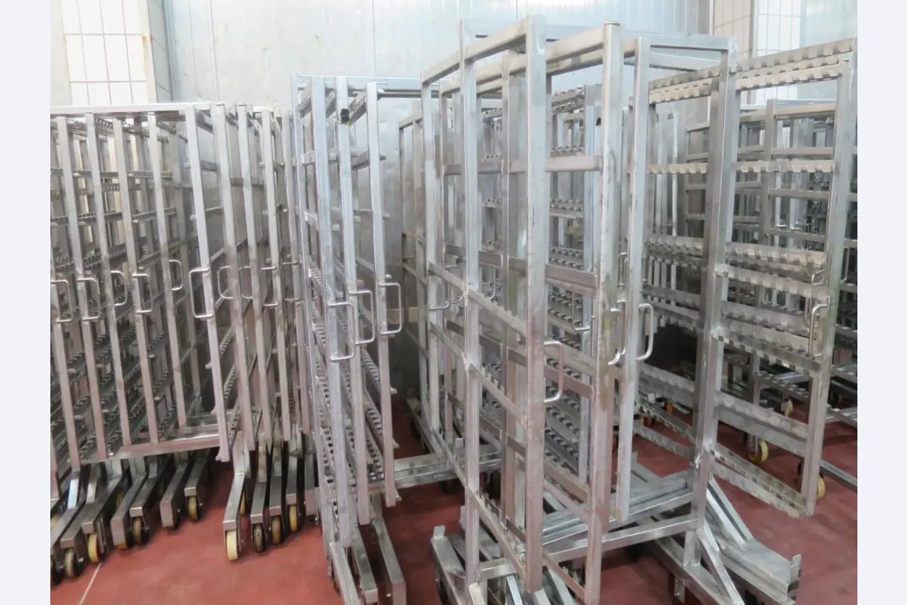 Máquinas bem conservadas para a produção de carnes salgadas/produtos de carne curados e carnes fumadas, máquinas de corte e de embalagem, equipamento de fábrica e de escritório-5