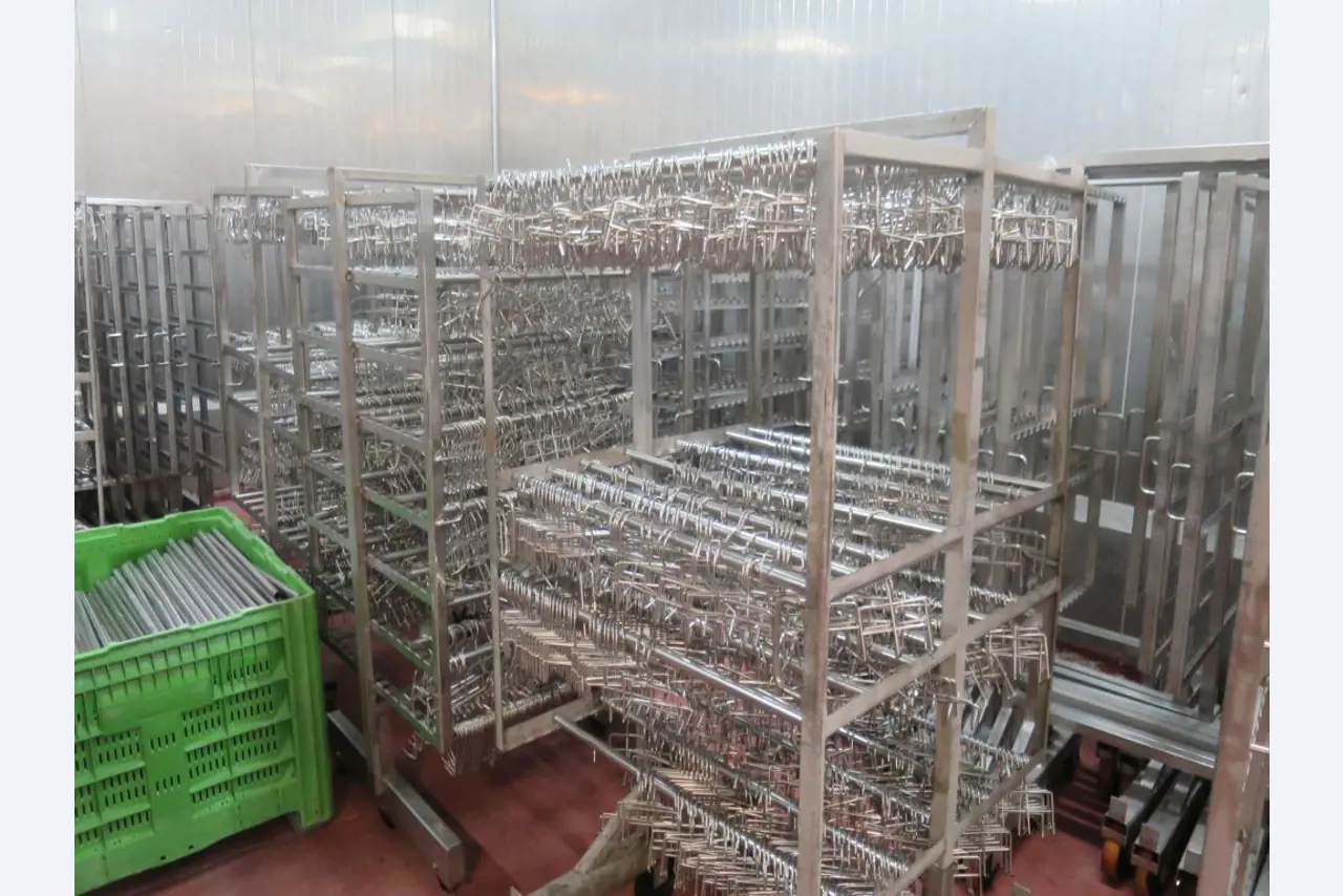 Máquinas en buen estado para la producción de salazones/productos cárnicos curados y carnes ahumadas, máquinas de corte y envasado, equipos de fábrica y oficina-2