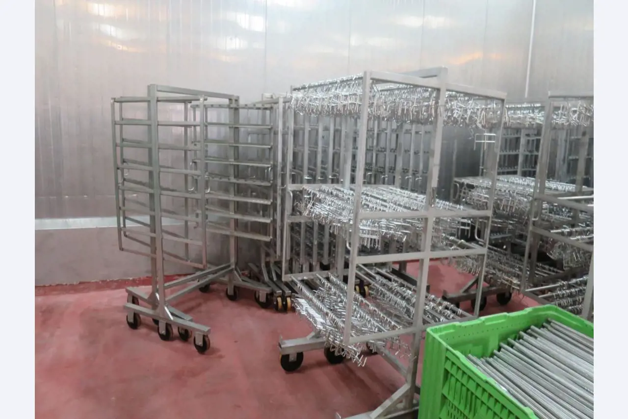 Máquinas en buen estado para la producción de salazones/productos cárnicos curados y carnes ahumadas, máquinas de corte y envasado, equipos de fábrica y oficina-3