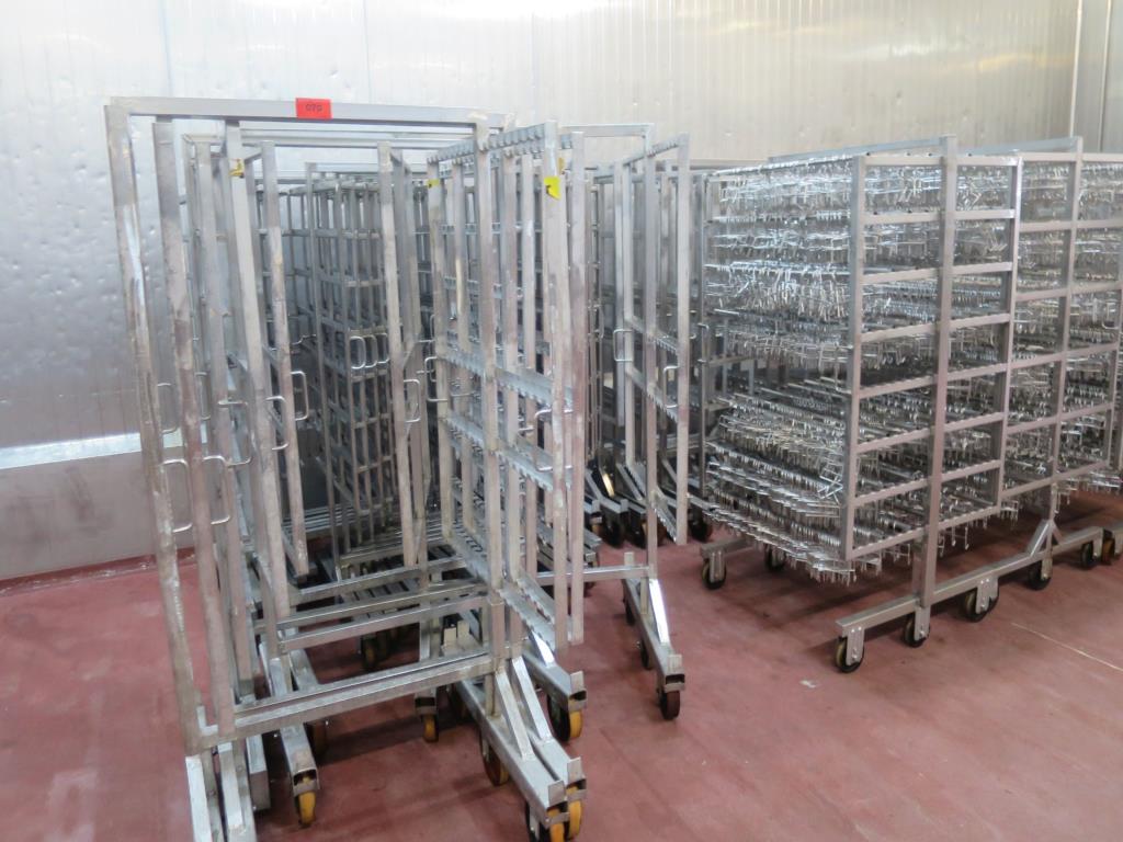 Dobře udržované stroje na výrobu solených masných výrobků a uzenin, porcovací a balicí stroje, tovární a kancelářské vybavení.-1