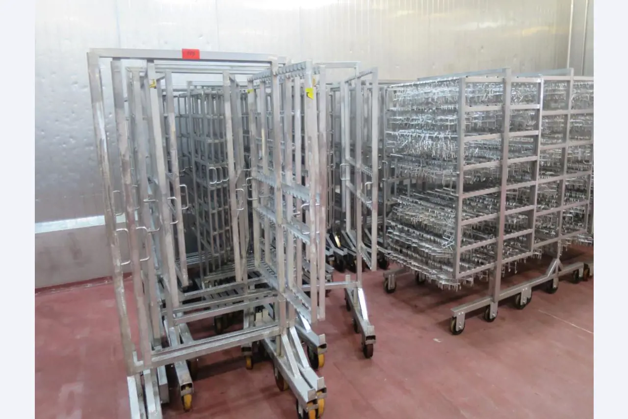 Máquinas bem conservadas para a produção de carnes salgadas/produtos de carne curados e carnes fumadas, máquinas de corte e de embalagem, equipamento de fábrica e de escritório-1