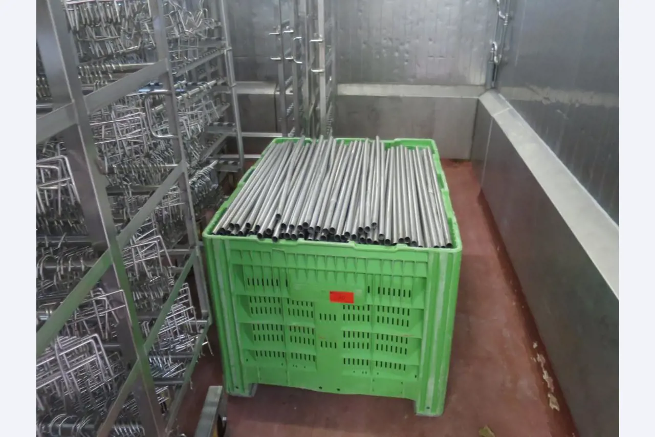 Máquinas bem conservadas para a produção de carnes salgadas/produtos de carne curados e carnes fumadas, máquinas de corte e de embalagem, equipamento de fábrica e de escritório-3