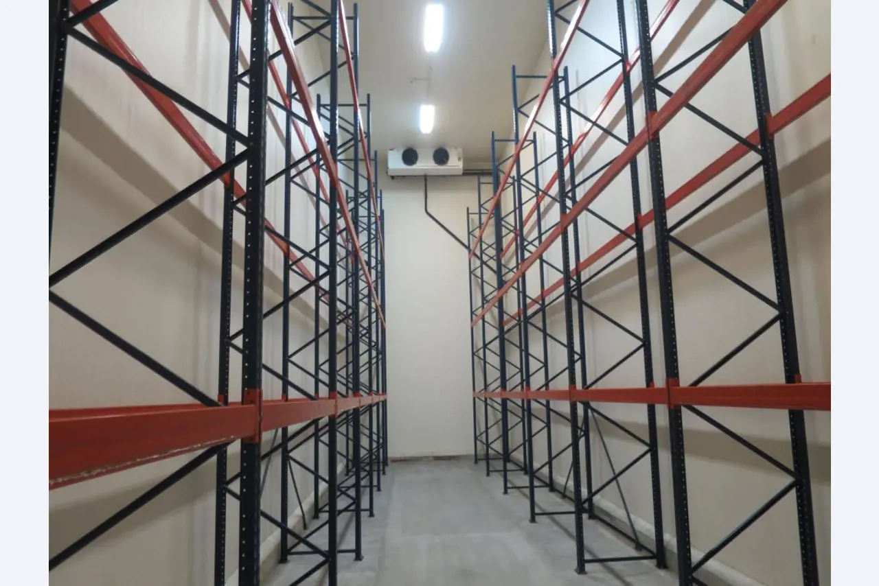 Máquinas bem conservadas para a produção de carnes salgadas/produtos de carne curados e carnes fumadas, máquinas de corte e de embalagem, equipamento de fábrica e de escritório-1