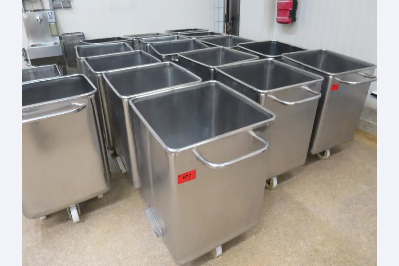 Máquinas bem conservadas para a produção de carnes salgadas/produtos de carne curados e carnes fumadas, máquinas de corte e de embalagem, equipamento de fábrica e de escritório-1