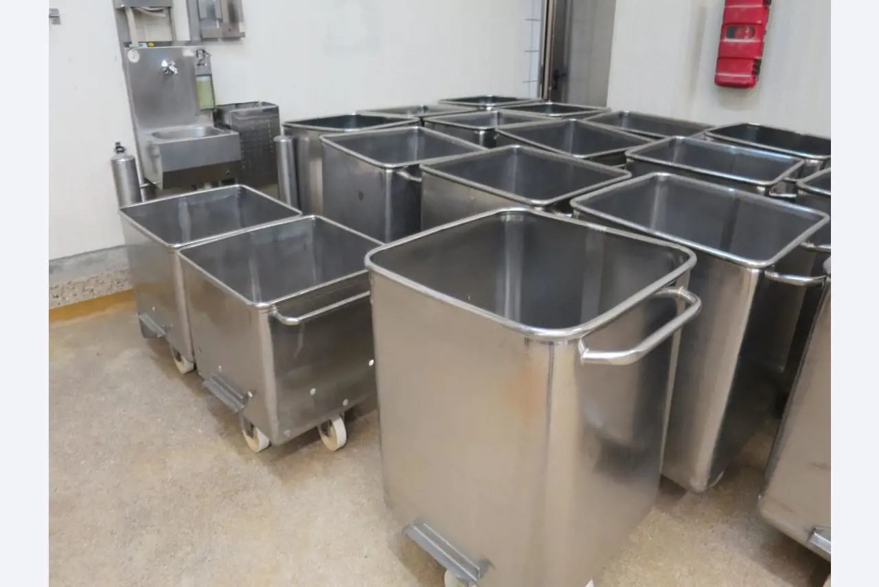 Máquinas bem conservadas para a produção de carnes salgadas/produtos de carne curados e carnes fumadas, máquinas de corte e de embalagem, equipamento de fábrica e de escritório-2