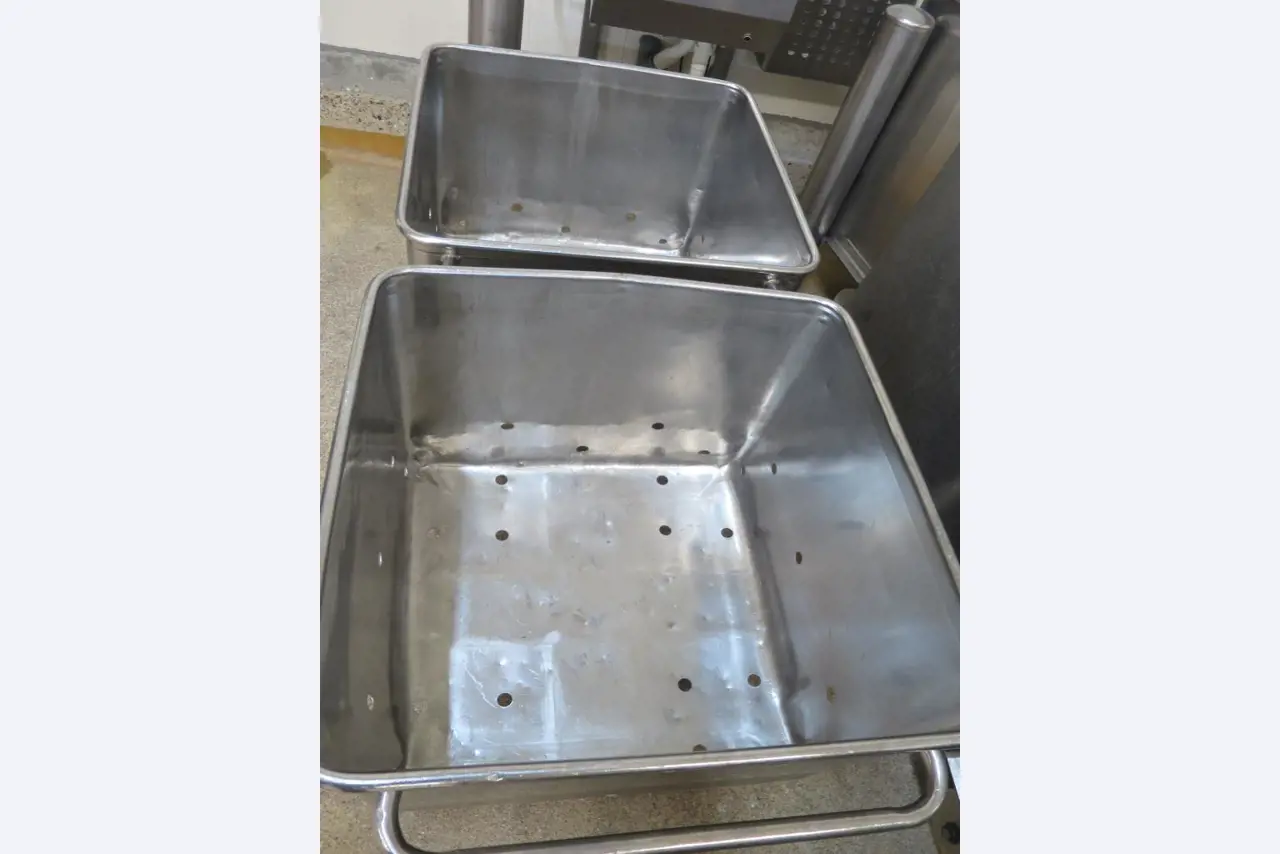 Máquinas bem conservadas para a produção de carnes salgadas/produtos de carne curados e carnes fumadas, máquinas de corte e de embalagem, equipamento de fábrica e de escritório-3