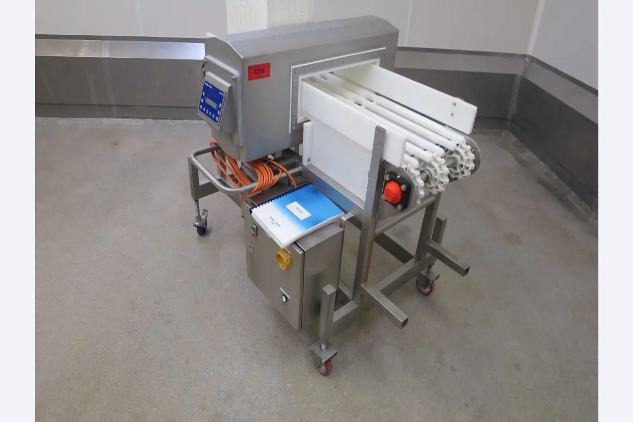 Máquinas bem conservadas para a produção de carnes salgadas/produtos de carne curados e carnes fumadas, máquinas de corte e de embalagem, equipamento de fábrica e de escritório-1