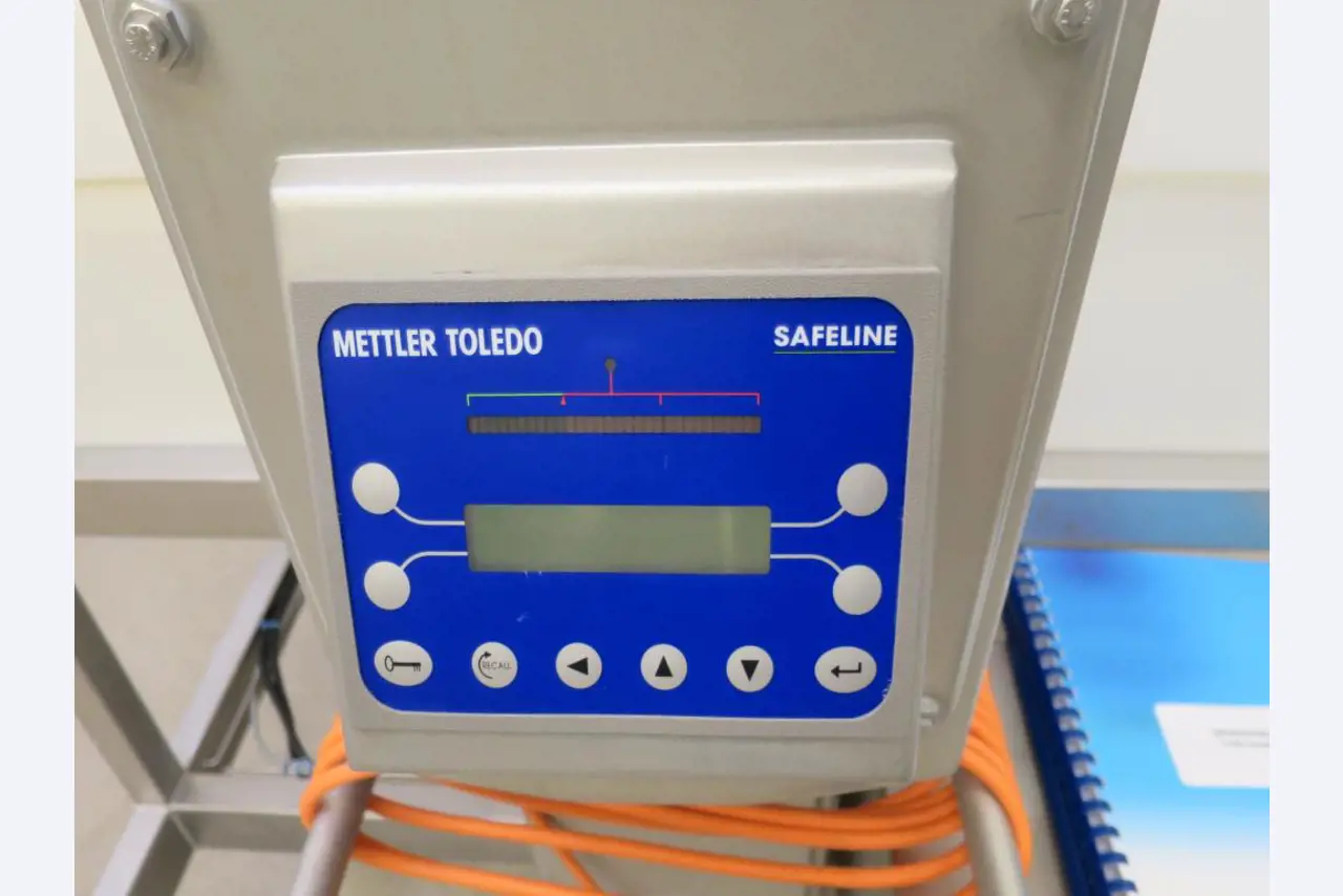 Máquinas bem conservadas para a produção de carnes salgadas/produtos de carne curados e carnes fumadas, máquinas de corte e de embalagem, equipamento de fábrica e de escritório-2