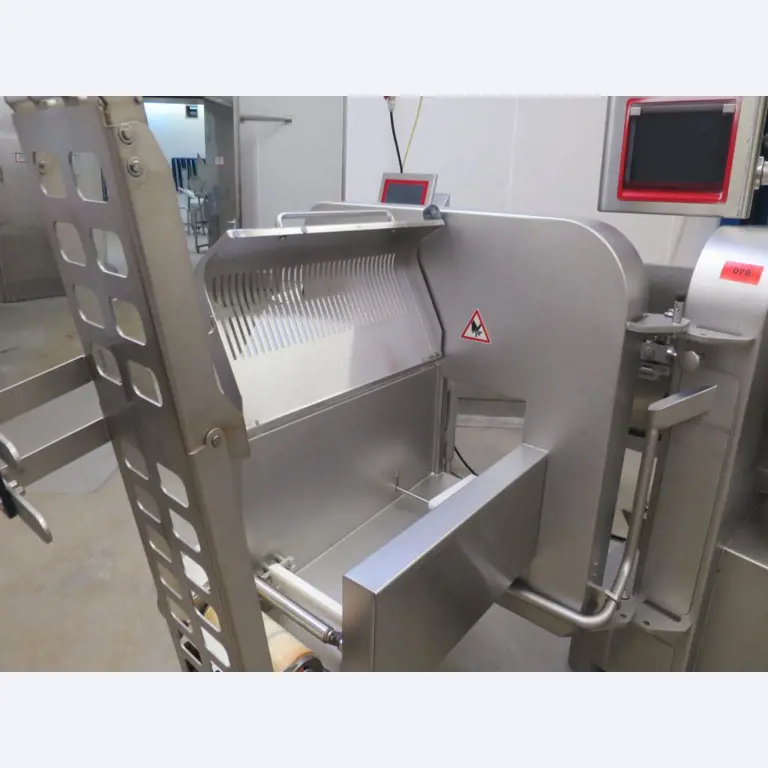 Dobře udržované stroje na výrobu solených masných výrobků a uzenin, porcovací a balicí stroje, tovární a kancelářské vybavení.-4