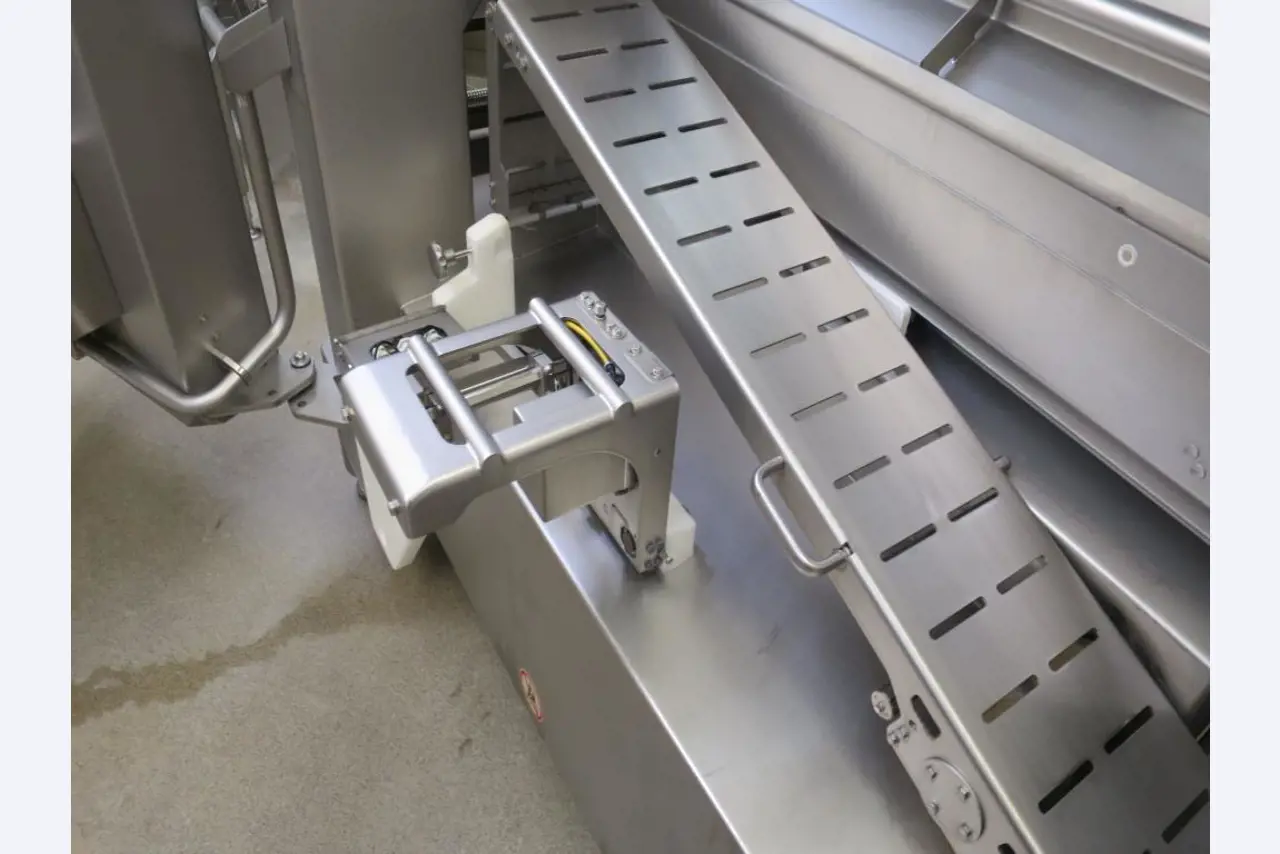 Máquinas en buen estado para la producción de salazones/productos cárnicos curados y carnes ahumadas, máquinas de corte y envasado, equipos de fábrica y oficina-8