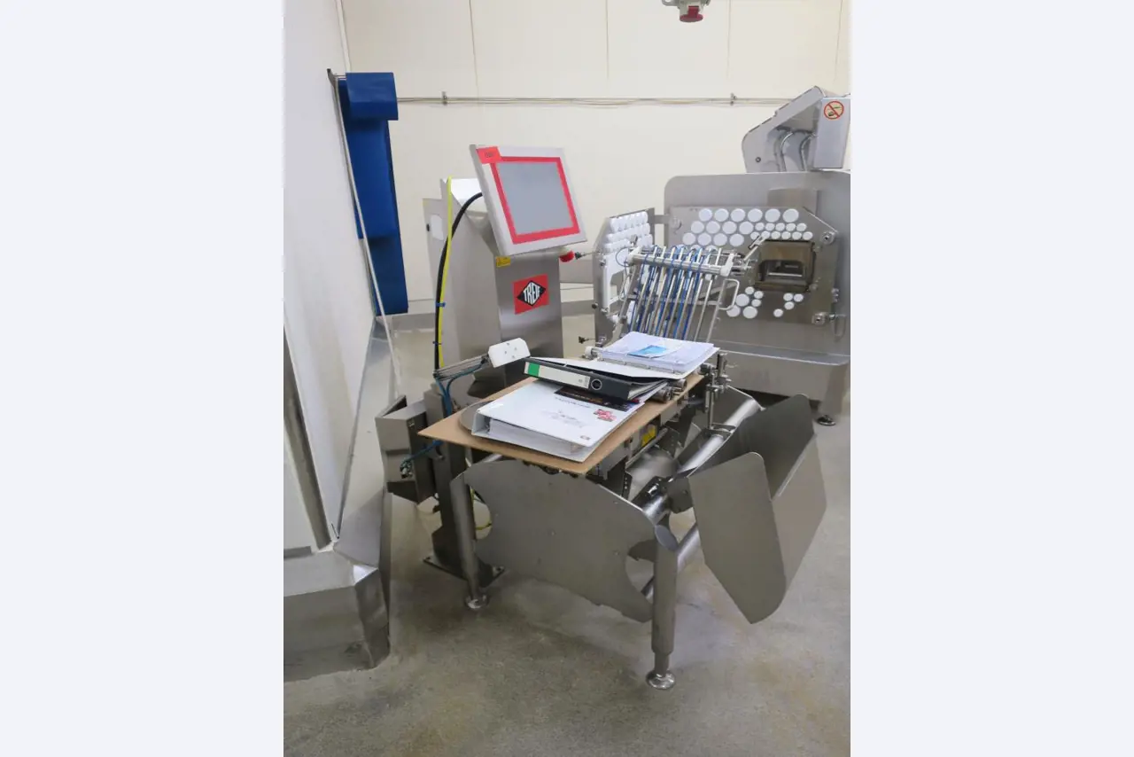 Máquinas bem conservadas para a produção de carnes salgadas/produtos de carne curados e carnes fumadas, máquinas de corte e de embalagem, equipamento de fábrica e de escritório-1