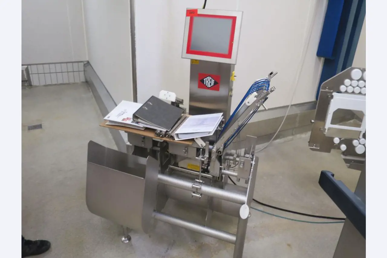 Máquinas bem conservadas para a produção de carnes salgadas/produtos de carne curados e carnes fumadas, máquinas de corte e de embalagem, equipamento de fábrica e de escritório-2