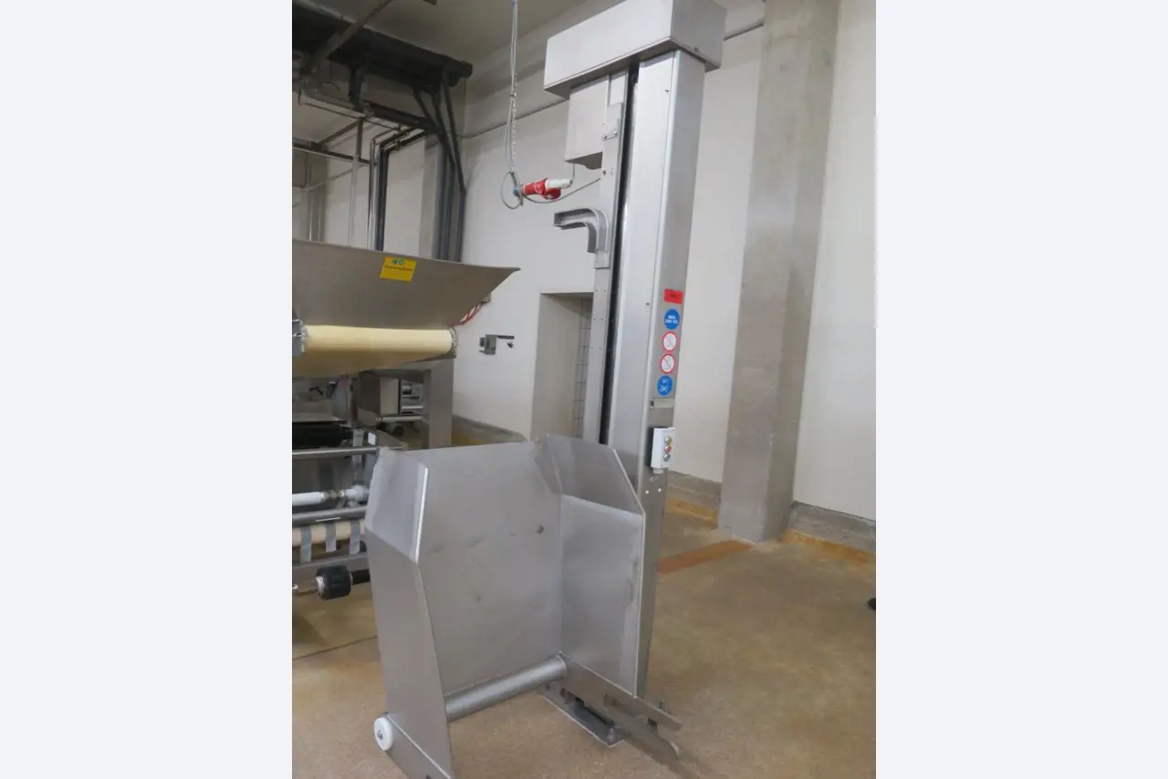 Well-maintained machines for the production of salted meat, cured and smoked products, cutting and packaging machines, operating and office equipment-2