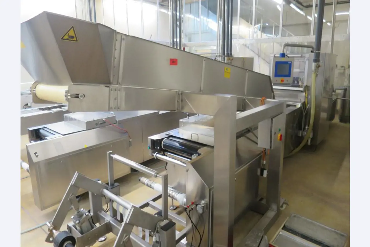 Máquinas bem conservadas para a produção de carnes salgadas/produtos de carne curados e carnes fumadas, máquinas de corte e de embalagem, equipamento de fábrica e de escritório-1