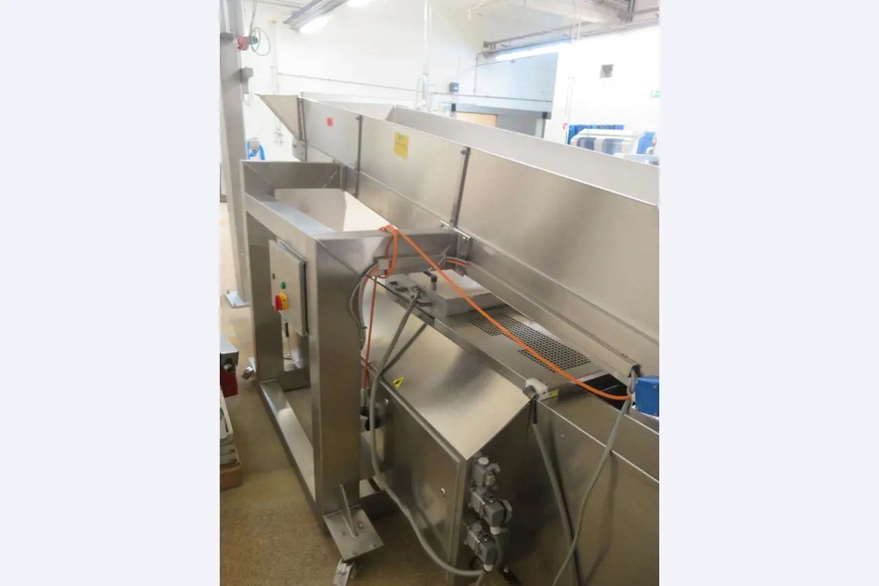 Máquinas bem conservadas para a produção de carnes salgadas/produtos de carne curados e carnes fumadas, máquinas de corte e de embalagem, equipamento de fábrica e de escritório-3