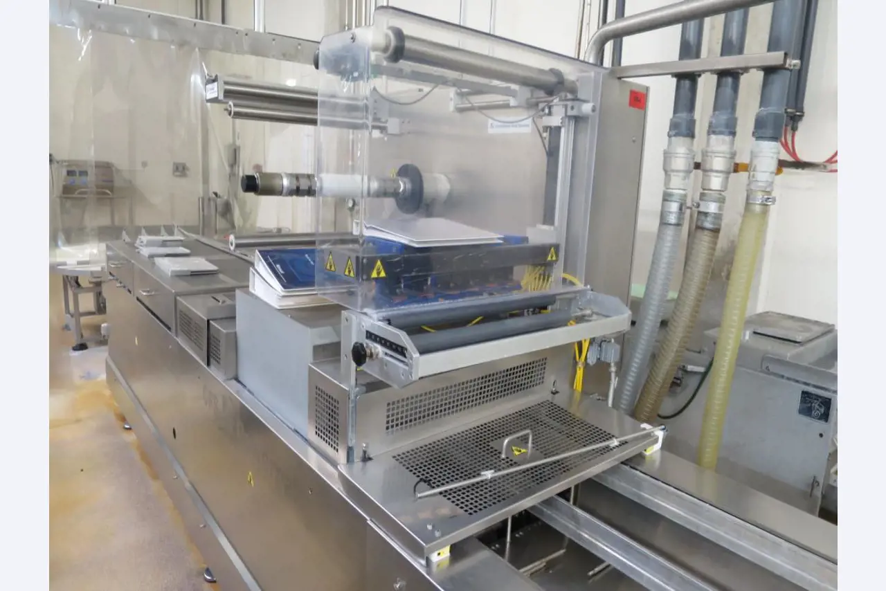 Máquinas bem conservadas para a produção de carnes salgadas/produtos de carne curados e carnes fumadas, máquinas de corte e de embalagem, equipamento de fábrica e de escritório-1