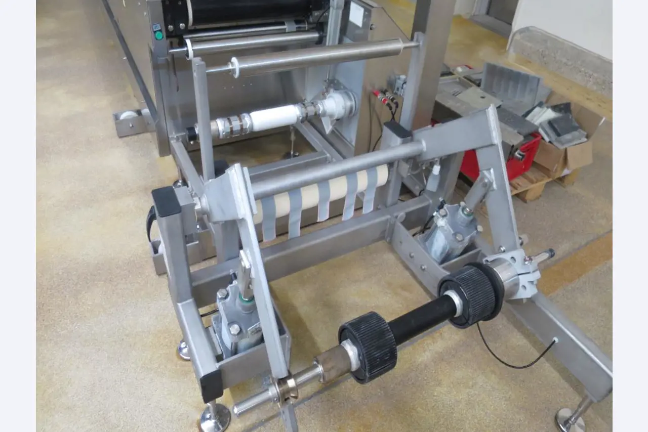 Máquinas bem conservadas para a produção de carnes salgadas/produtos de carne curados e carnes fumadas, máquinas de corte e de embalagem, equipamento de fábrica e de escritório-2